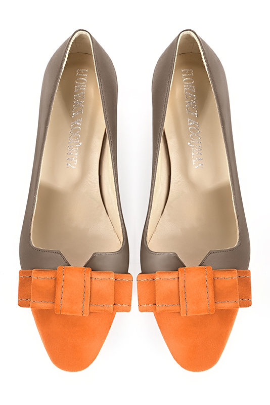 Apricot orange and taupe brown women's dress pumps, with a knot on the front. Round toe. Low kitten heels. Top view - Florence KOOIJMAN